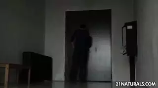 فم السمراء غمد مثالي لقضيب سمين صلب