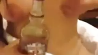 ربة منزل مثيرة تتحرك بإغراء لزوجها قبل أن تركب زبه