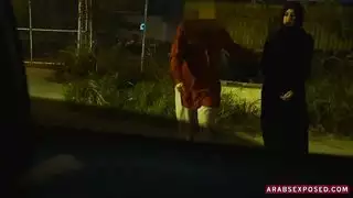 العرب المكشوفون كانت فتاة مسلمة مثيرة على حظها ، لذا أتقدم لتقديم المساعدة للديك