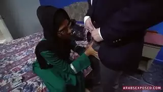 موظفة لفمها: جلسة فتاة عربية لمص قضيب إباحي