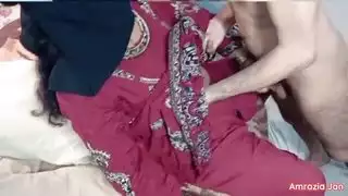 مراهقة ديسي مثيرة تُمارس الجنس بقوة من قبل أخوين وهي ترتدي النقاب