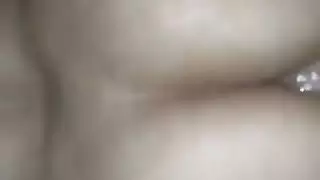 أشاهد صديقي وهو يثقب فتحاتها الضيقة