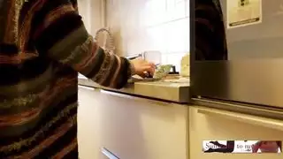 طباخة ساخنة تفتح ساقيها للطاقم