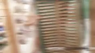 بائعة الألبسة تغلق محلها لتبلع زبر عربي على راحتها