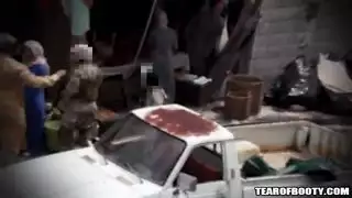 تقبيل حميم بين نجمي بورن عربيين