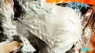 رجل الأمن يفتش مزه في أماكن حساسه