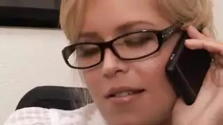 يجعل اخته تسكر ويستغلها