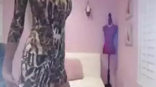 نجم إباحي مغطى بالوشوم يسحق عاهرة شقراء مفلسة