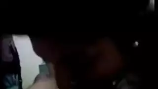 تبلغ الرعشة الجنسية وتصرخ بقوة