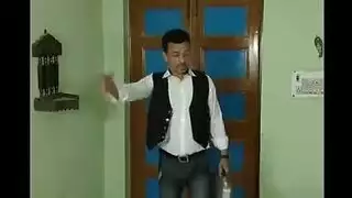 متعة قذف لزجة: قضيبه الصلب يرسم وجهها بالسائل المنوي
