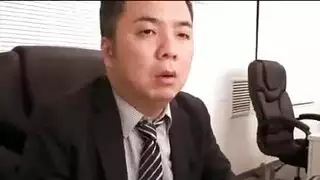 مدلكة ساخنة تخدم عميلها بفمها ويدها