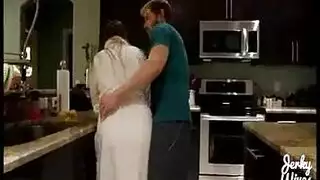 الأم تمص قضيب ابنها في