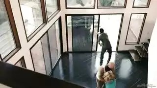الزوج الديوث يقترح علي زوجته أن تتناك من صديق