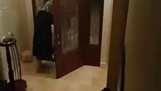 إغواء مثلي يتحول إلى جنس شرجي مزدوج صريح مع شاب التوصيل