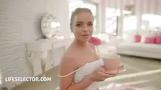 المرأة التي تدير فندقًا تستمني وهي ترى على الكاميرا الخفية كيف يلمس أحد العملاء كسها