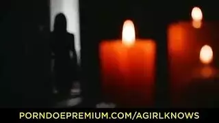 سحاقية على ركبتيها تخدم قضيباً سميكاً صلباً