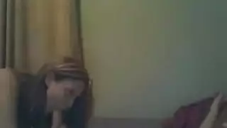 فتاة صغيرة جامحة تأخذ زبًا في جلسة جنس بالفندق