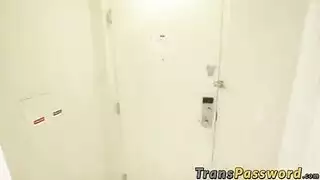 جهاز الأبنوس القذر يُغسل في دش إباحي بخاري