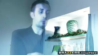 في عيد ميلادها زوجها لم يأتي ولكن ابن زوجها ينيكها