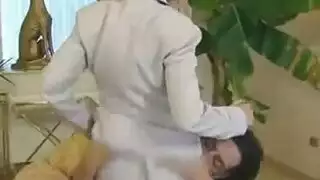 فتاة مغرورة ثرية تلمس نفسها قبل مشاهدة فيلم إباحي مثير في المكتب