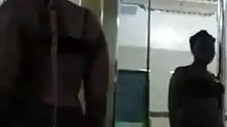 الرجل الخجول يسود مهبلين حاملين في جماع جماعي