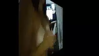 خيال الجنس الجماعي يحولها إلى فوضى من الأنين