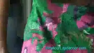مراهقة صدرها صغير تداعب نفسها مباشرة للمشاهدين عبر الإنترنت