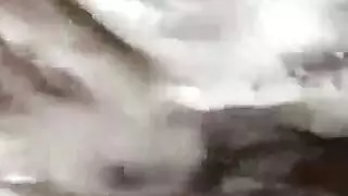 تجلس على اير بالحمام