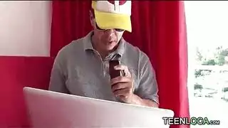 سباك مغرور يحفر فرجها المتدفق الرطب