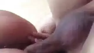 مشهد ثلاثي آسيوي حار: إدخال قضيبين وقذف على الوجه