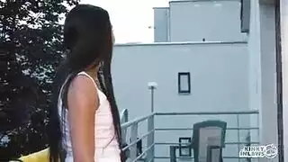 سيدة تستدعي صبي داواه الى منزلها