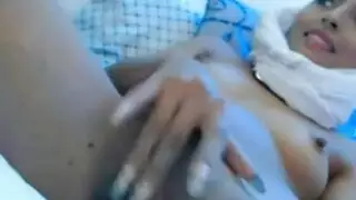 فتاة عربية مثيرة تثار وتتلطخ في فيلم إباحي صريح