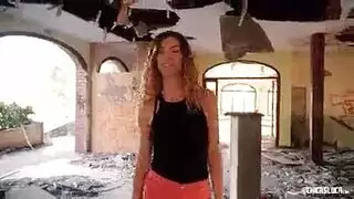 فتاة صغيرة نادر