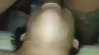 شاب شعر مصاصة مارس الجنس من قبل اثنين من العصي