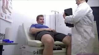 فحص مهبلي قوي لمريضة ذات صدر كبير من قبل طبيب نساء
