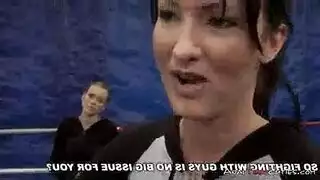بيش روي يضرب مؤخرة نجمة وهي ترتدي الدانتيل