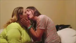 بدينة ذات أثداء كبيرة تأخذ عذرية الرجل البريء طوال الليل