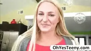 عاهرة صغيرة لا تستطيع مقاومة قضيب رجل متزوج نابض