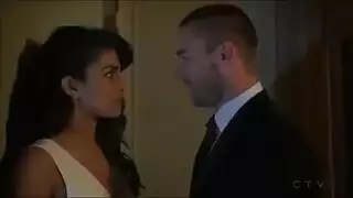 سمراء الساخنة والمثير هي الحصول على مغطاة نائب الرئيس الدافئة، وتحاول عدم أن تان بصوت عال