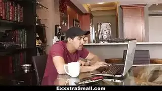سكس مع ام صديقه في محل ملابس داخلية