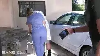 مريض في المستشفى مع السوينه
