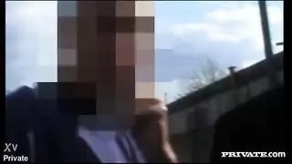 فتاتان تتقاسمان قضيباً ضخماً في فيلم إباحي صريح
