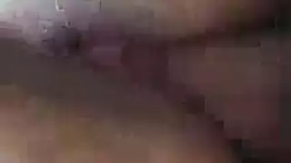 ربة منزل وقحة تعطي مصة عميقة بوضعية كلبية وهو يمص ثدييها الكبيرين