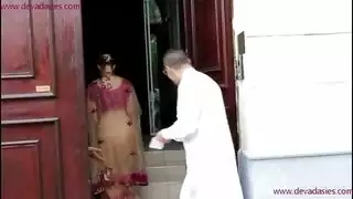 زوجان هنديان ساخنان يمارسان الجنس بعنف وضجيج