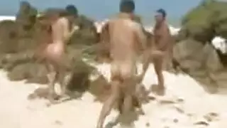 جماعي على الشاطئ العاري العلني: لا تحقق، دخول مجاني