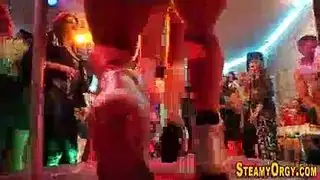 مراهقة تأخذ قضيبًا ضخمًا في مؤخرتها الضيقة