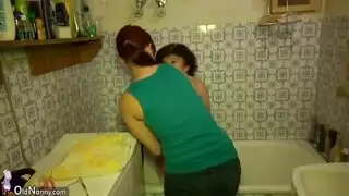 سيدة عجوز ناضجة مع كبير الثدي ضجيجا رجل كبير السن الساخنة
