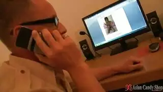 جلسة اللعنة الساخنة تفوح منه رائحة العرق مع مرافقة الآسيوية مثير