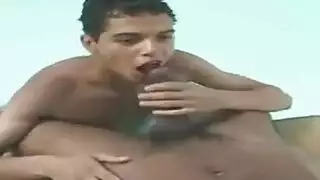 العجوز اللاتيني ينظف سائله المنوي بعد جنس عنيف