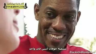 جنس جماعي بين الأعراق: شقراء تأخذ عدة أعضاء ذكرية